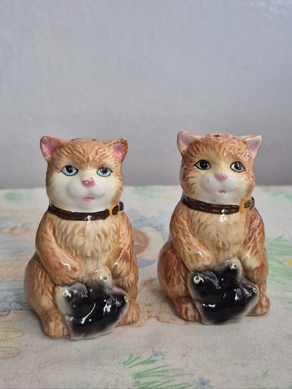 🌙​VTG GKRO Orange Ginger Cat holding Fish Ceramic Salt & Pepper Shaker Set